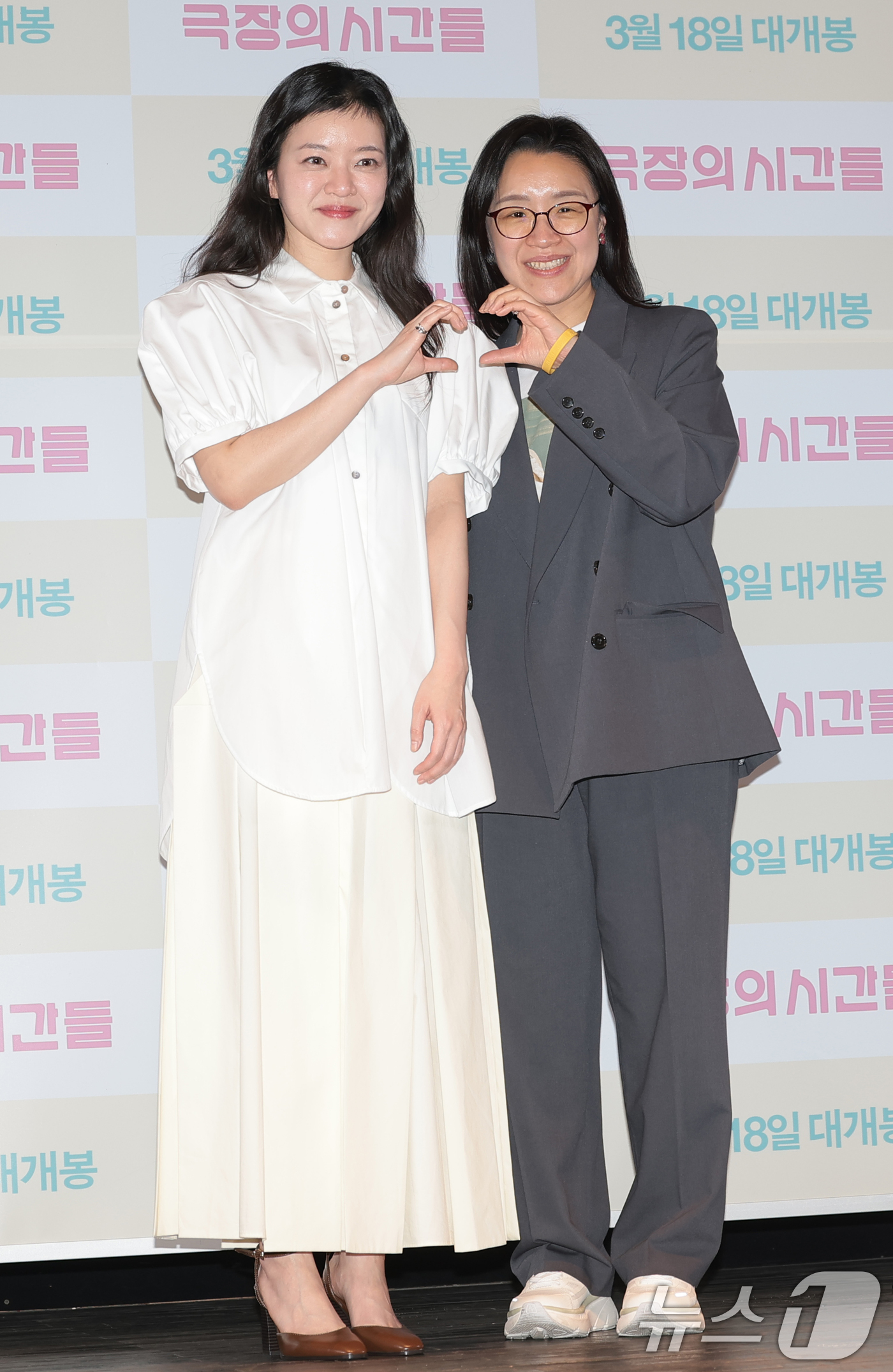 (서울=뉴스1) 권현진 기자 = 배우 고아성과 윤가은 감독(오른쪽)이 3일 서울 종로구 씨네큐브에서 열린 영화 ‘극장의 시간들’ 언론시사회 및 기자간담회에 참석해 포즈를 취하고 있 …