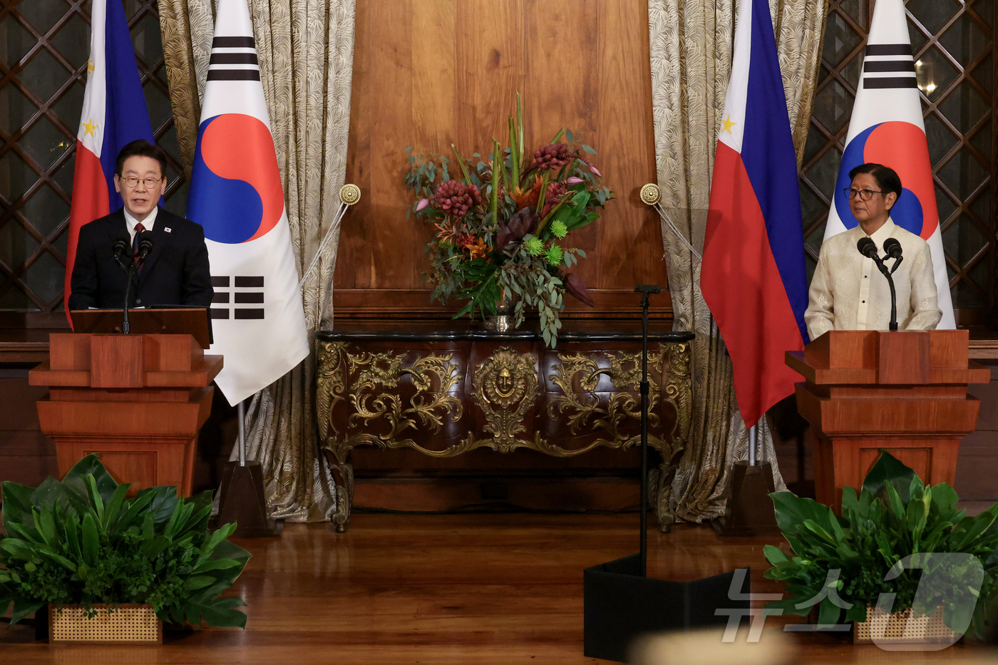 (마닐라(필리핀)=뉴스1) 허경 기자 = 이재명 대통령이 3일(현지시간) 필리핀 마닐라 말라카냥궁에서 열린 공동언론발표에서 발언을 하고 있다. 2026.3.3/뉴스1