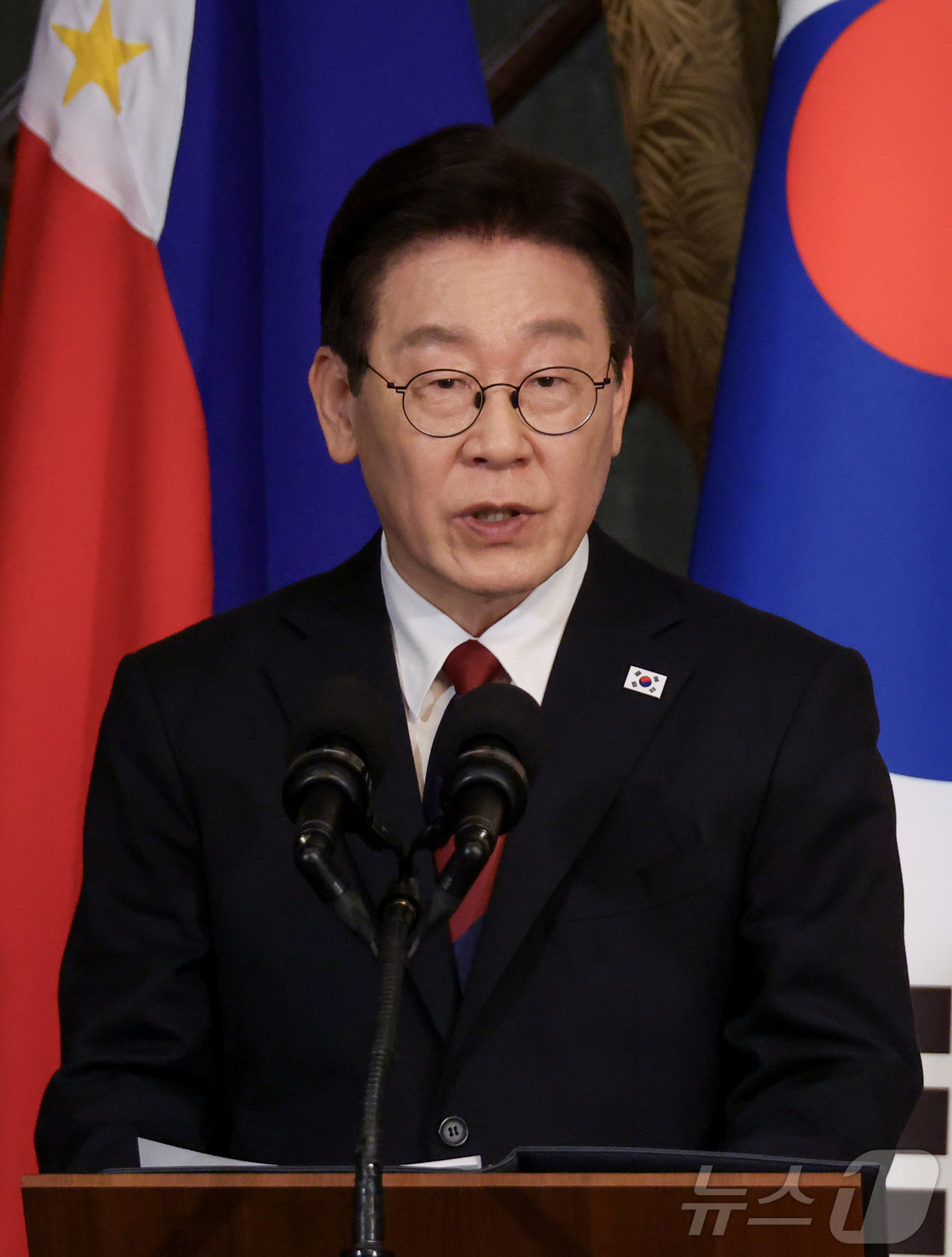 (마닐라(필리핀)=뉴스1) 허경 기자 = 이재명 대통령이 3일(현지시간) 필리핀 마닐라 말라카냥궁에서 열린 공동언론발표에서 발언을 하고 있다. 2026.3.3/뉴스1