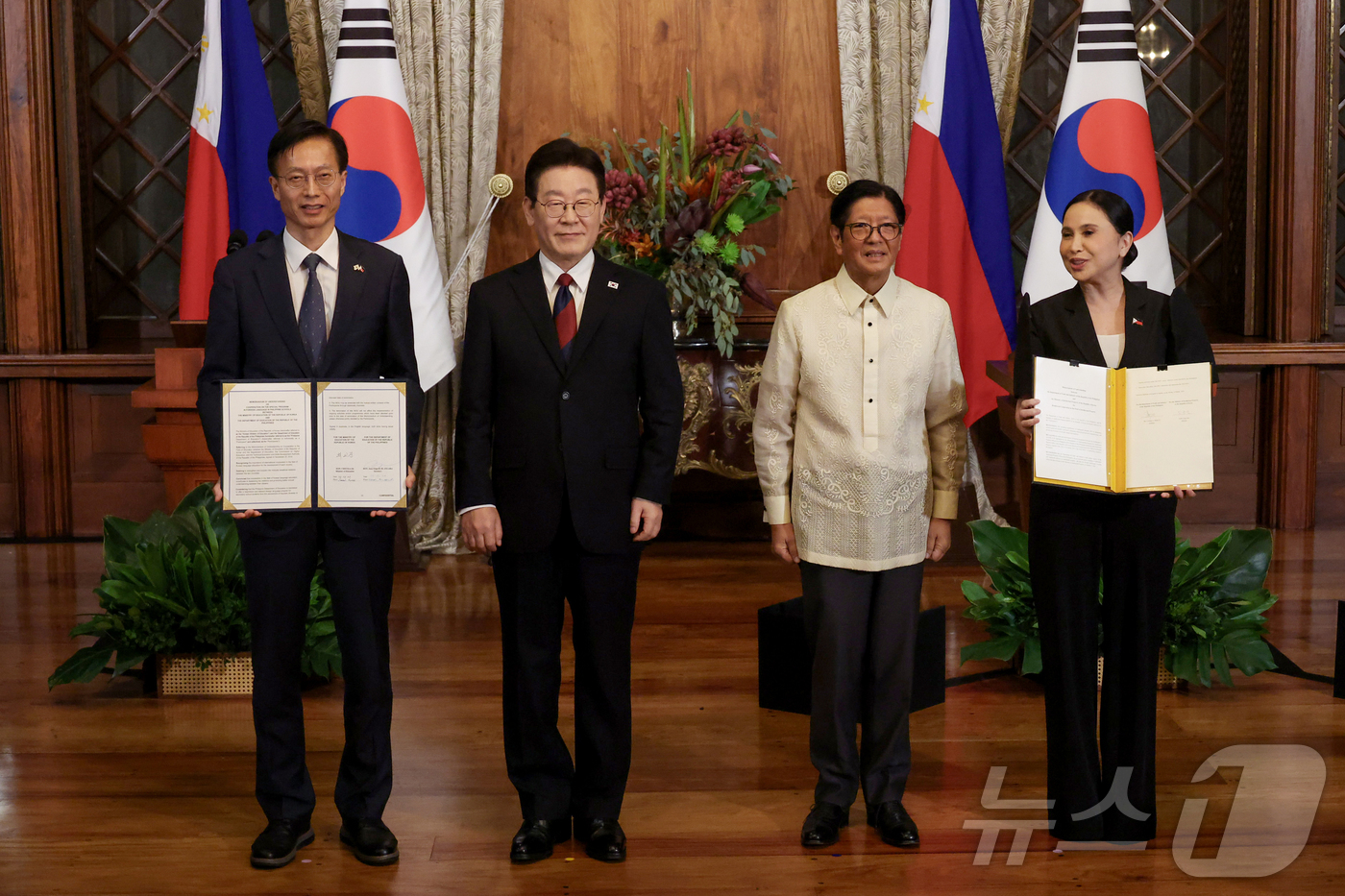 (마닐라(필리핀)=뉴스1) 허경 기자 = 김용선 지식재산처 처장과 마리아 크리스티나 알데게르 로케 필리핀 통상산업부 장관이 3일(현지시간) 필리핀 마닐라 말라카냥궁에서 이재명 대통 …