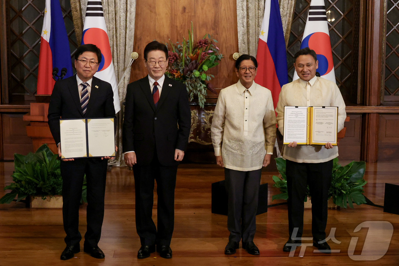 (마닐라(필리핀)=뉴스1) 허경 기자 = 최교진 교육부 장관과 후아 에드가르도 앙가라 필리핀 교육부 장관이 3일(현지시간) 필리핀 마닐라 말라카냥궁에서 이재명 대통령과 페르디난드 …