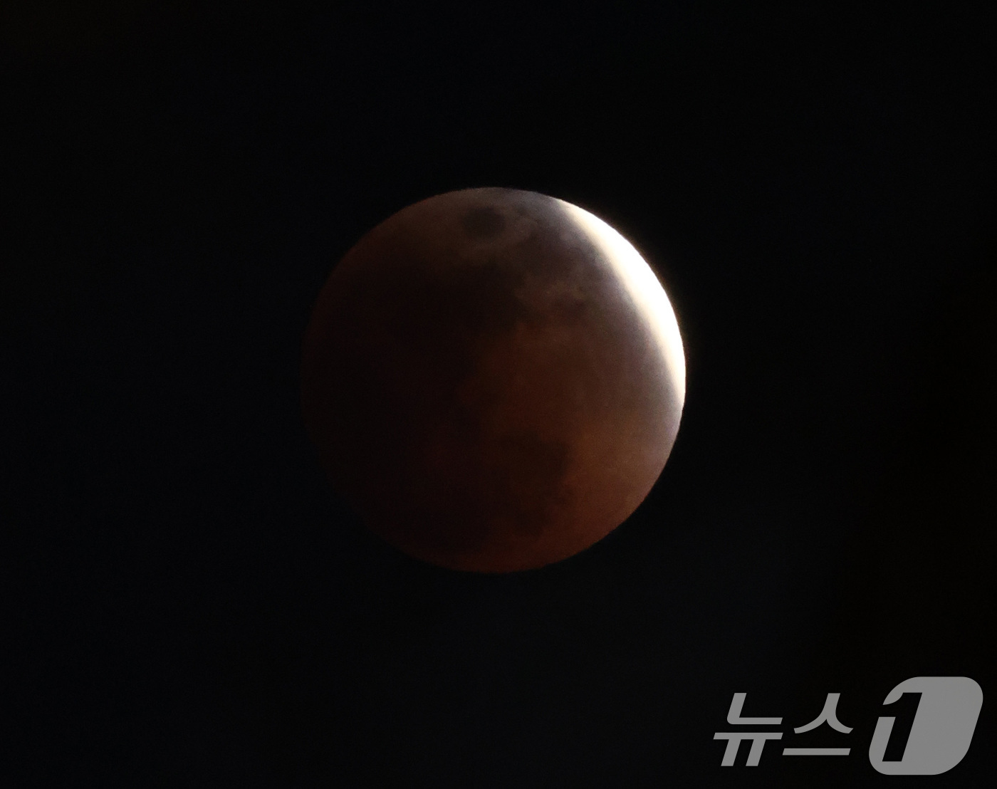 (서울=뉴스1) 최지환 기자 = 3일 밤 서울 상공에 떠오른 정월대보름달에 개기월식이 일어나고 있다. 2026.3.3/뉴스1
