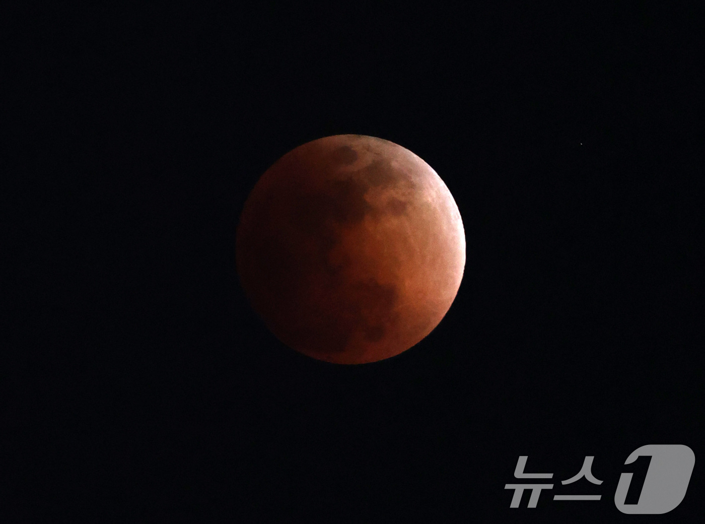 (서울=뉴스1) 최지환 기자 = 3일 밤 서울 상공에 떠오른 정월대보름달에 개기월식이 일어나고 있다. 2026.3.3/뉴스1