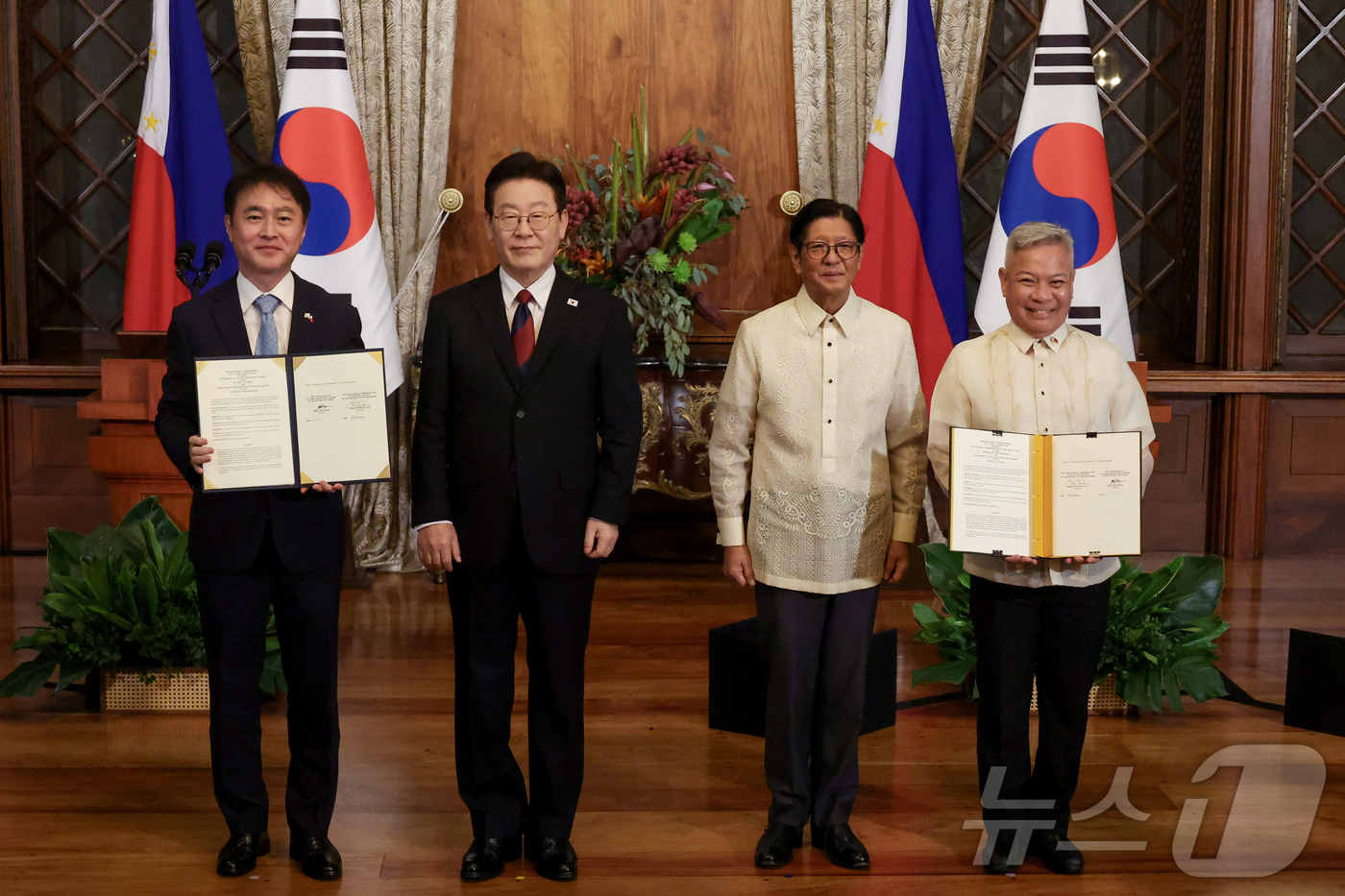 (마닐라(필리핀)=뉴스1) 허경 기자 = 이상화 주필리핀 대한민국 대사와 에릭 제루도 필리핀 문화예술위원회 위원장이 3일(현지시간) 필리핀 마닐라 말라카냥궁에서 이재명 대통령과 페 …