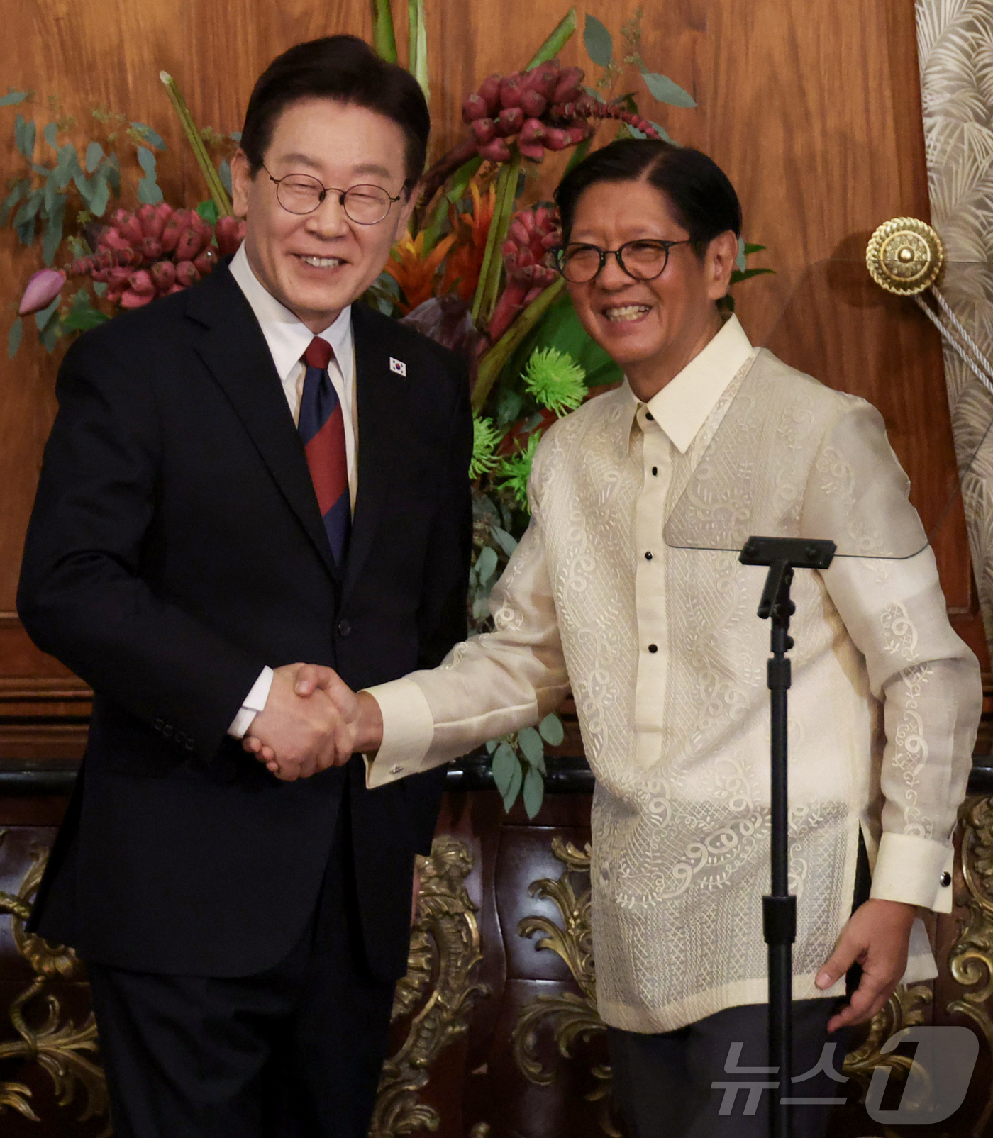 (마닐라(필리핀)=뉴스1) 허경 기자 = 이재명 대통령과 페르디난드 마르코스 주니어 필리핀 대통령이 3일(현지시간) 필리핀 마닐라 말라카냥궁에서 열린 공동언론발표를 마친 후 악수하 …