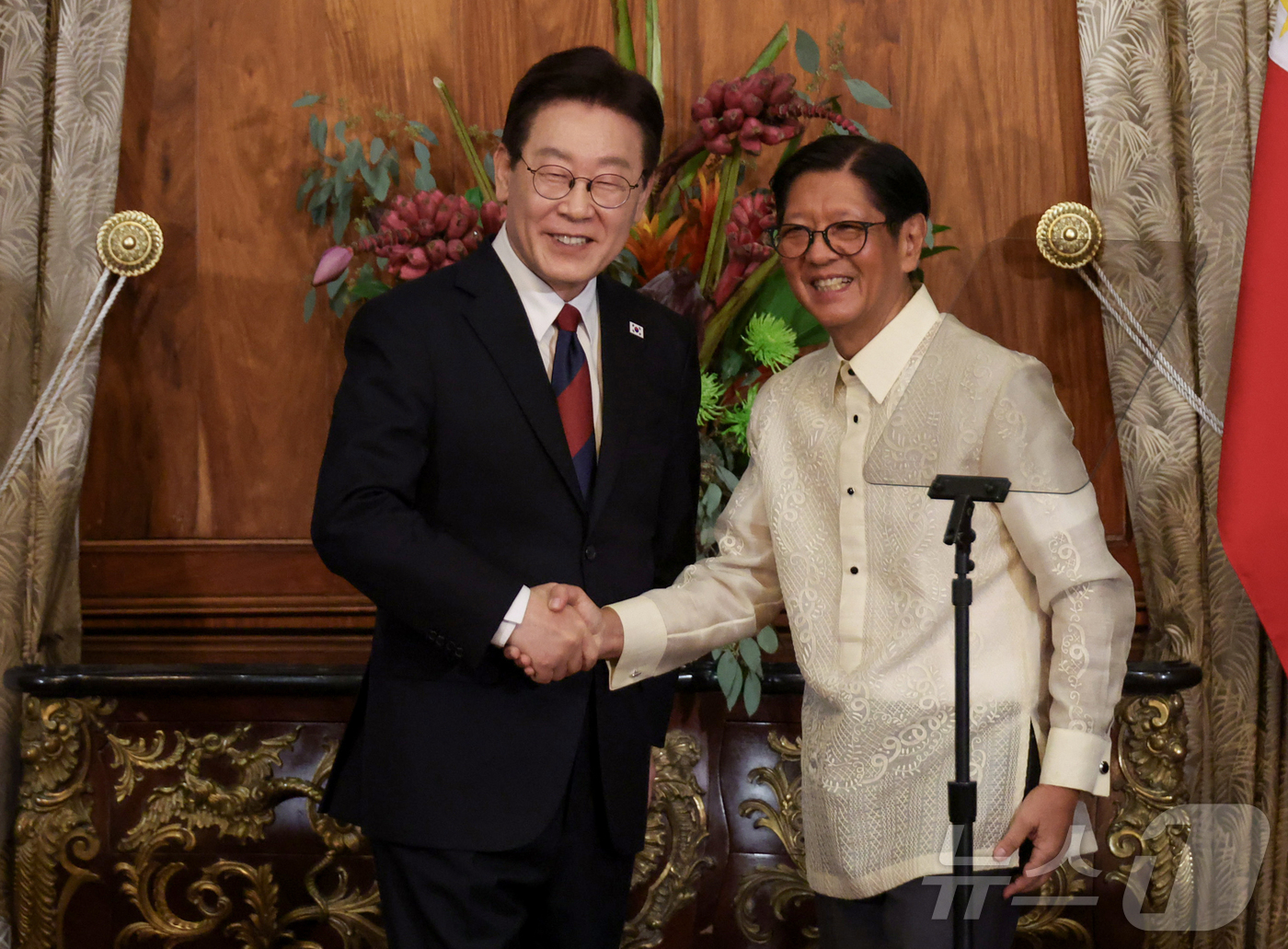 (마닐라(필리핀)=뉴스1) 허경 기자 = 이재명 대통령과 페르디난드 마르코스 주니어 필리핀 대통령이 3일(현지시간) 필리핀 마닐라 말라카냥궁에서 열린 공동언론발표를 마친 후 악수하 …