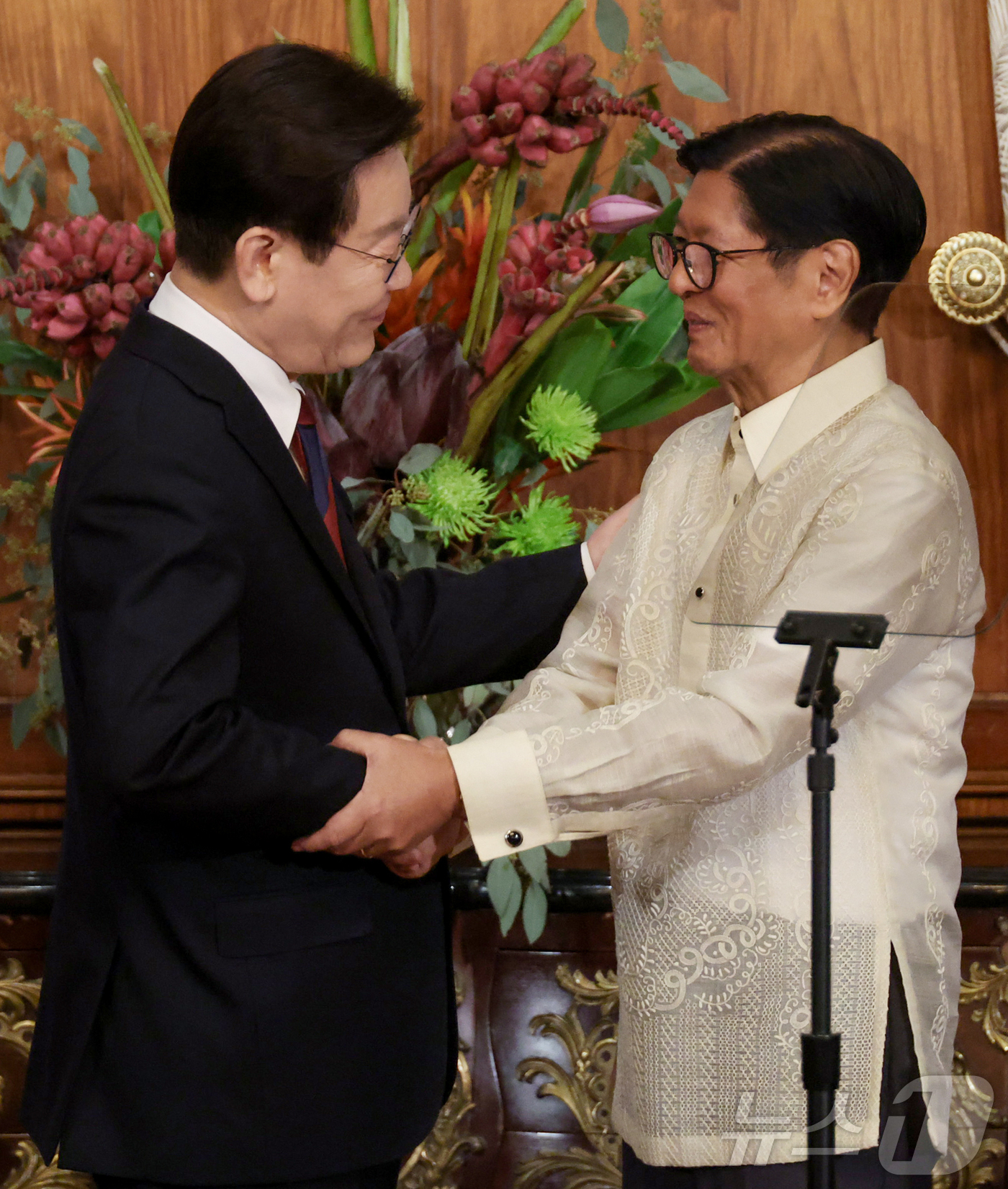 (마닐라(필리핀)=뉴스1) 허경 기자 = 이재명 대통령과 페르디난드 마르코스 주니어 필리핀 대통령이 3일(현지시간) 필리핀 마닐라 말라카냥궁에서 열린 공동언론발표를 마친 후 악수하 …