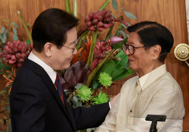 한·필리핀 공동언론발표 마친 후 악수하는 이재명 대통령