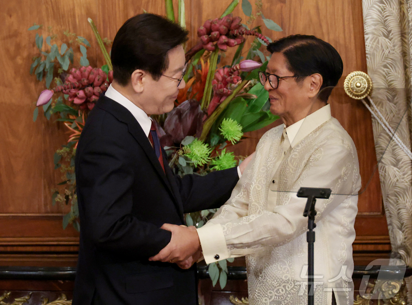 (마닐라(필리핀)=뉴스1) 허경 기자 = 이재명 대통령과 페르디난드 마르코스 주니어 필리핀 대통령이 3일(현지시간) 필리핀 마닐라 말라카냥궁에서 열린 공동언론발표를 마친 후 악수하 …