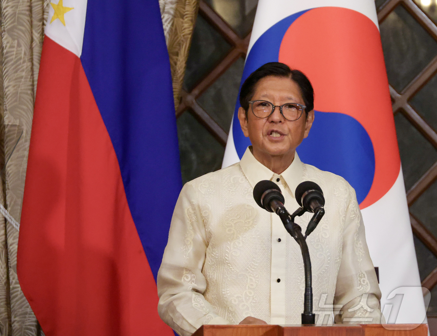 (마닐라(필리핀)=뉴스1) 허경 기자 = 페르디난드 마르코스 주니어 필리핀 대통령이 3일 (현지시간) 필리핀 마닐라 말라카냥궁에서 열린 공동언론발표에서 발언을 하고 있다. 2026 …