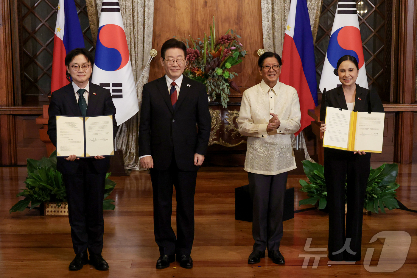 (마닐라(필리핀)=뉴스1) 허경 기자 = 김정관 산업통상부 장관과 마리아 크리스티나 알데게르 로케 필리핀 통상산업부 장관이 3일(현지시간) 필리핀 마닐라 말라카냥궁에서 이재명 대통 …