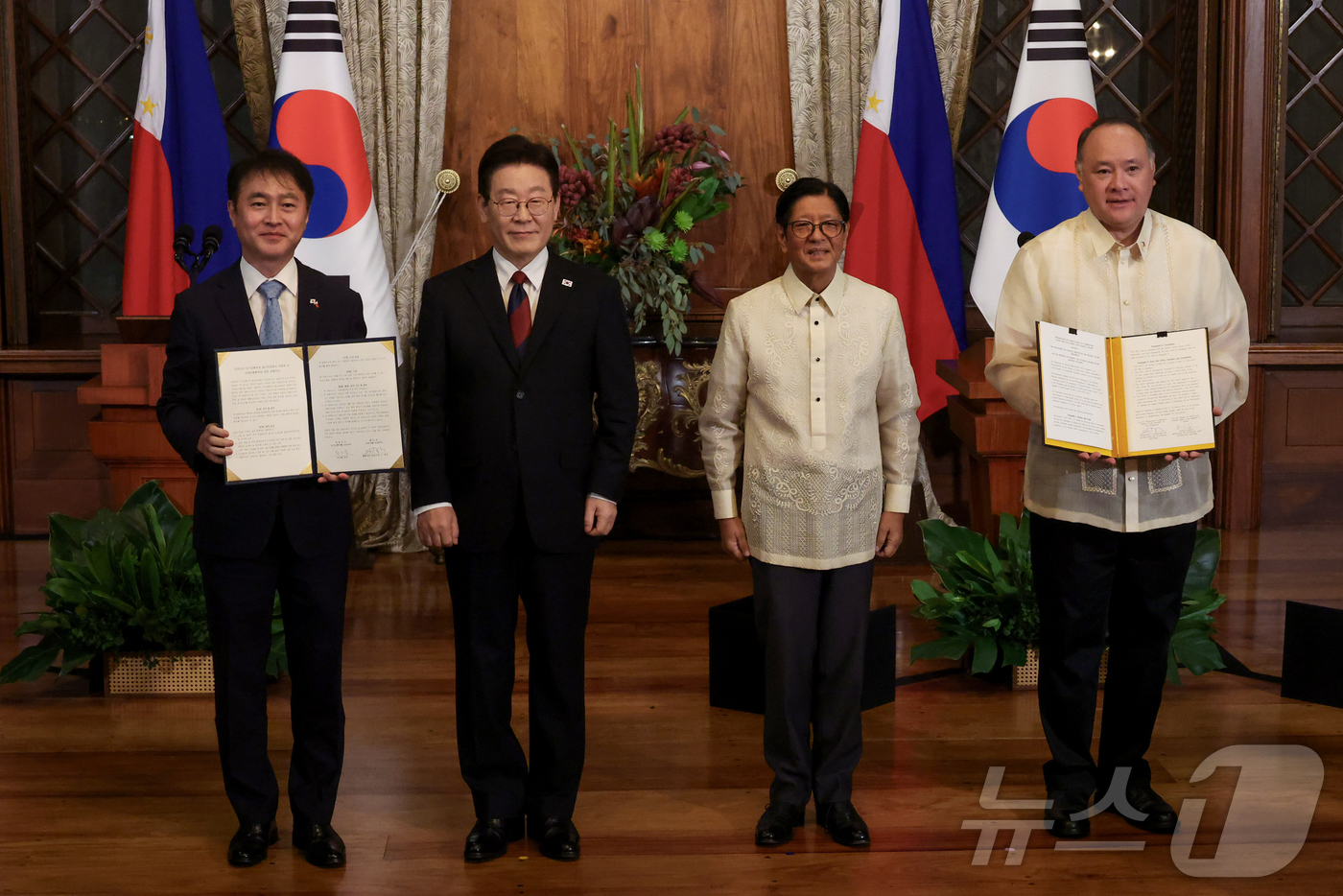 (마닐라(필리핀)=뉴스1) 허경 기자 = 이상화 주필리핀 대한민국 대사와 길베르토 테오도로 주니어 필리핀 국방부 장관이 3일(현지시간) 필리핀 마닐라 말라카냥궁에서 이재명 대통령과 …