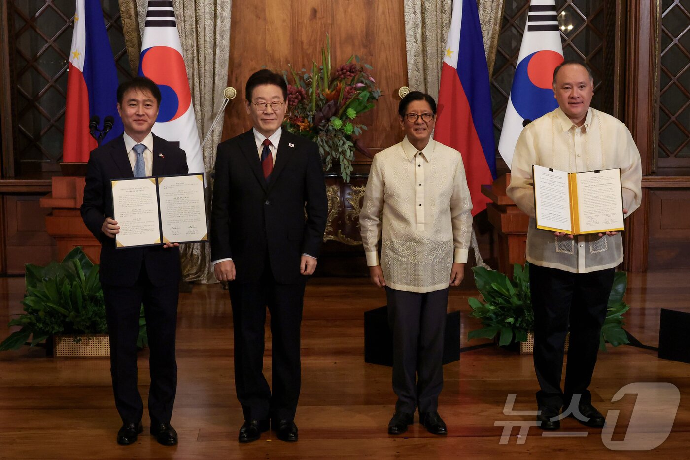 본문 이미지 - 이상화 주필리핀 대한민국 대사와 길베르토 테오도로 주니어 필리핀 국방부 장관이 3일(현지시간) 필리핀 마닐라 말라카냥궁에서 이재명 대통령과 페르디난드 마르코스 주니어 필리핀 대통령이 임석한 가운데 보훈 관련 상호협력에 관한 양해각서를 교환한 뒤 기념촬영을 하고 있다. 2026.3.3 ⓒ 뉴스1 허경 기자