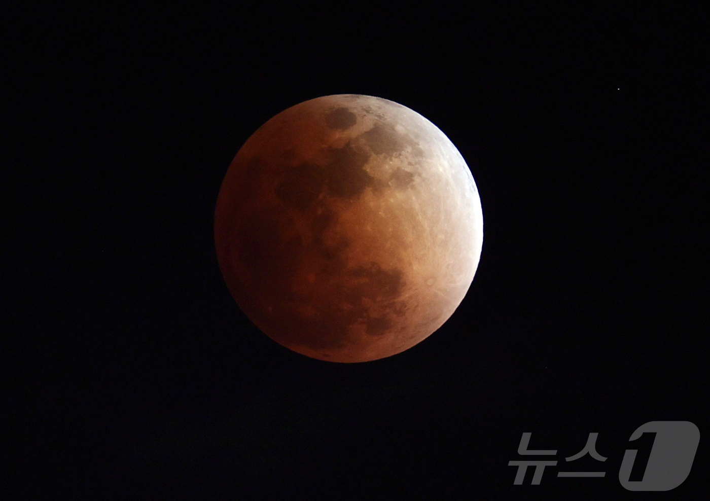 (서울=뉴스1) 김진환 기자 = 3일 밤 서울 상공에 떠오른 정월대보름달에 개기월식이 일어나고 있다. 2026.3.3/뉴스1