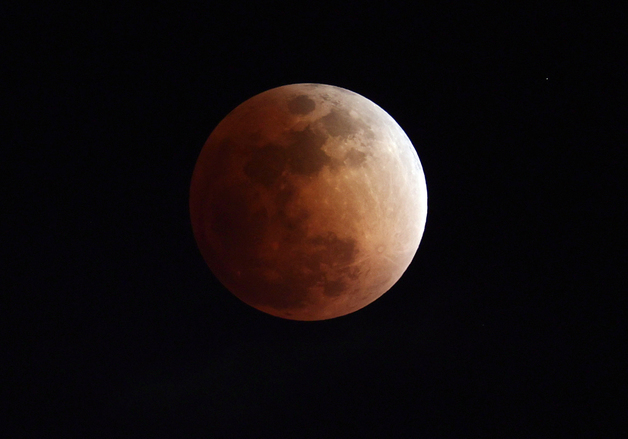 서울 상공에 출현한 블러드문