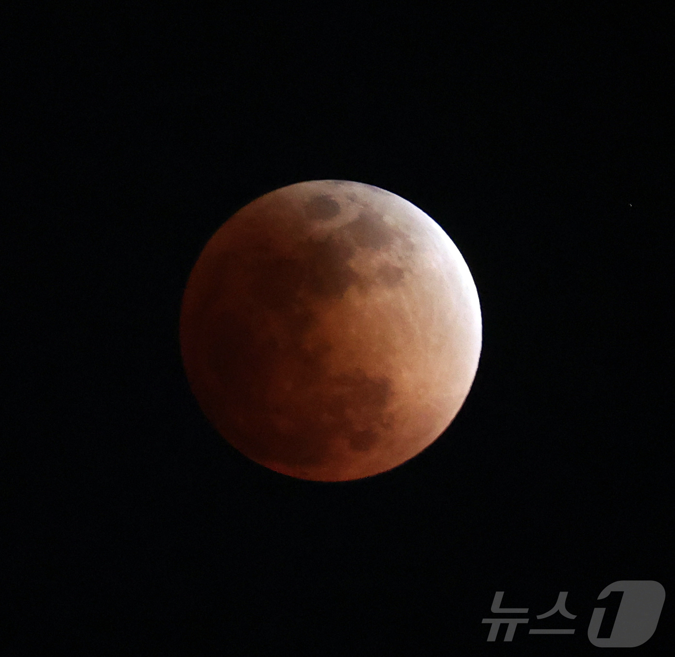(서울=뉴스1) 김진환 기자 = 3일 밤 서울 상공에 떠오른 정월대보름달에 개기월식이 일어나고 있다. 2026.3.3/뉴스1