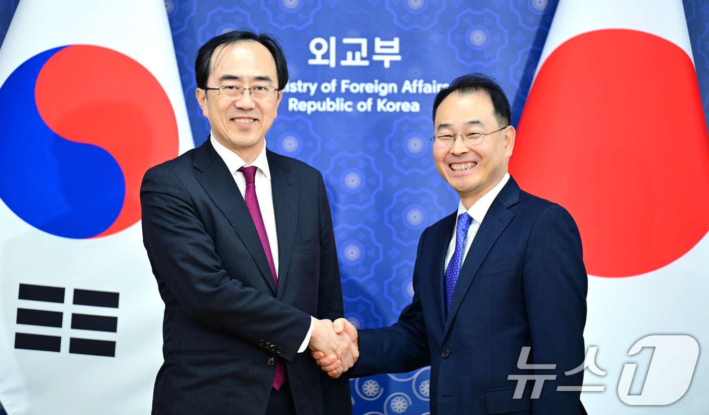 (서울=뉴스1) 김명섭 기자 = 3일 오후 서울 종로구 외교부 청사에서 열린 제17차 한일 고위경제협의에서 박종한 외교부 경제외교조정관(오른쪽)과 일본측아카호리 다케시 외무성 외무 …