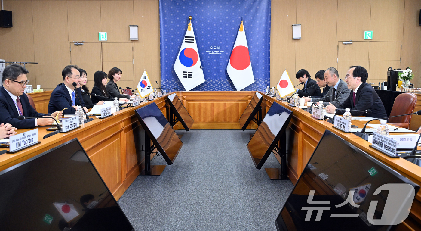 (서울=뉴스1) 김명섭 기자 = 3일 오후 서울 종로구 외교부 청사에서 열린 제17차 한일 고위경제협의에서 박종한 외교부 경제외교조정관(오른쪽)과 일본측아카호리 다케시 외무성 외무 …