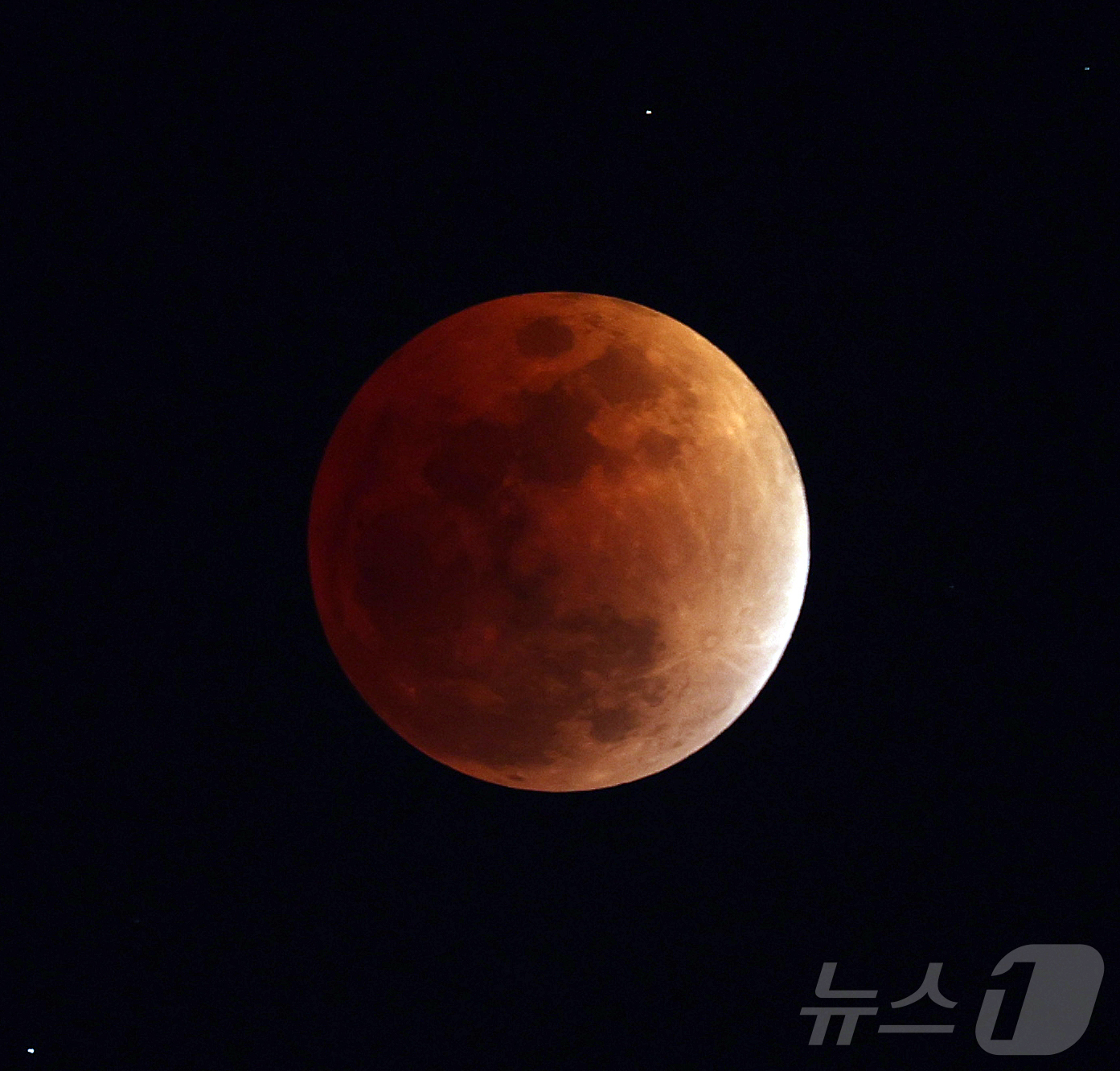 (서울=뉴스1) 김진환 기자 = 3일 밤 서울 상공에 떠오른 정월대보름달에 개기월식이 일어나고 있다. 2026.3.3/뉴스1