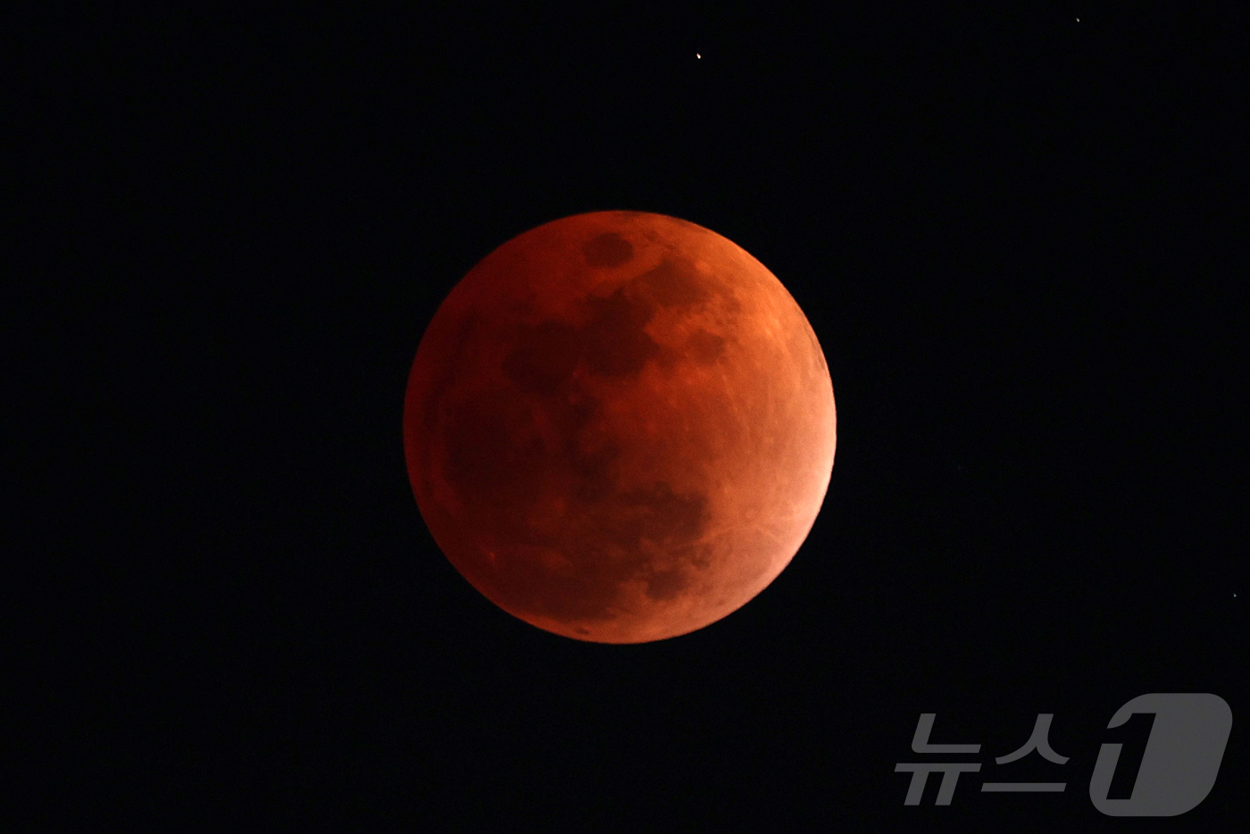(서울=뉴스1) 김진환 기자 = 3일 밤 서울 상공에 떠오른 정월대보름달에 개기월식이 일어나고 있다. 2026.3.3/뉴스1