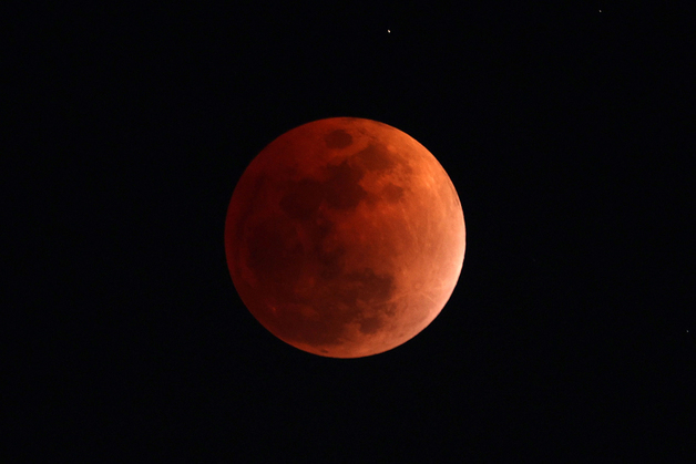 서울 하늘에 뜬 블러드문
