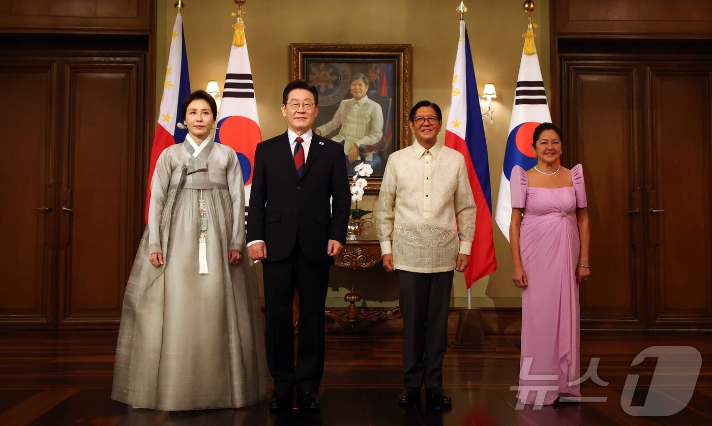 (마닐라(필리핀)=뉴스1) 허경 기자 = 이재명 대통령과 김혜경 여사, 페르디난드 로무알데스 마르코스 주니어 필리핀 대통령과 리자 아라네타 마르코스 여사가 3일(현지시간) 필리핀 …