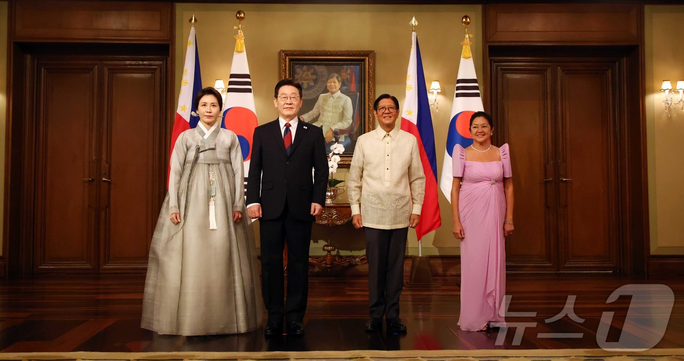 (마닐라(필리핀)=뉴스1) 허경 기자 = 이재명 대통령과 김혜경 여사, 페르디난드 로무알데스 마르코스 주니어 필리핀 대통령과 리자 아라네타 마르코스 여사가 3일(현지시간) 필리핀 …