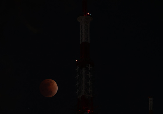 서울 밤하늘 비추는 블러드문
