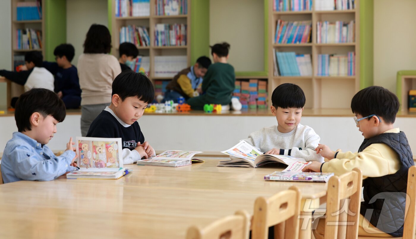 본문 이미지 - 경기 시흥시 검바위초등학교 거점형 아이누리 돌봄센터에서 학생들이 독서, 실내활동을 하고 있다.  2026.3.6 ⓒ 뉴스1 이호윤 기자