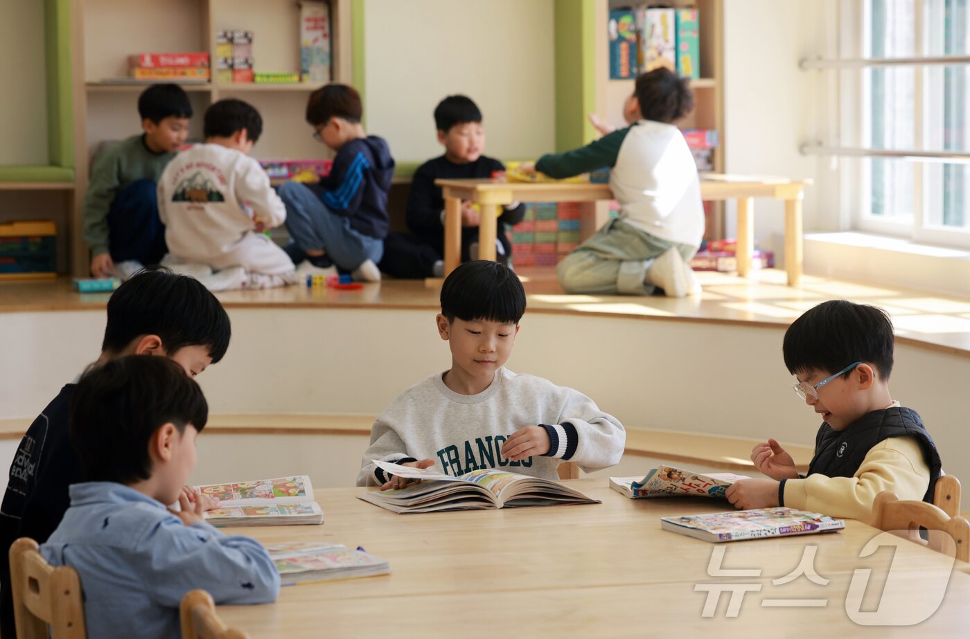 본문 이미지 - 지난 3일 경기 시흥시 검바위초등학교 거점형 아이누리 돌봄센터에서 학생들이 독서, 실내활동을 하고 있다. 검바위초등학교의 거점형 아이누리 돌봄센터는 검바위초 학생들뿐만 아니라 인근 학교 학생들까지 수용해 저녁 8시까지 돌봄과 양질의 프로그램을 학생들에게 제공한다. 2026.3.6 ⓒ 뉴스1 이호윤 기자