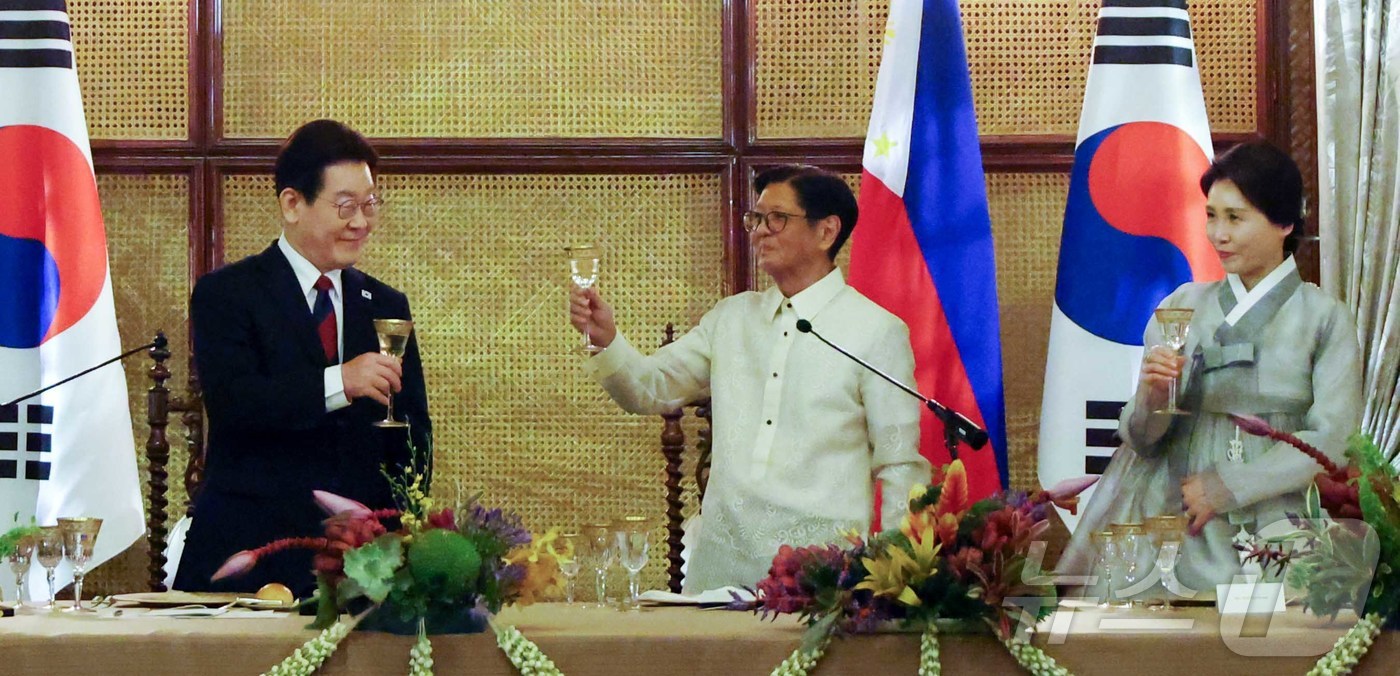 (마닐라(필리핀)=뉴스1) 허경 기자 = 이재명 대통령과 페르디난드 마르코스 주니어 필리핀 대통령이 3일(현지시간) 필리핀 마닐라 말라카냥궁에서 열린 국빈만찬에서 건배를 하고 있다 …