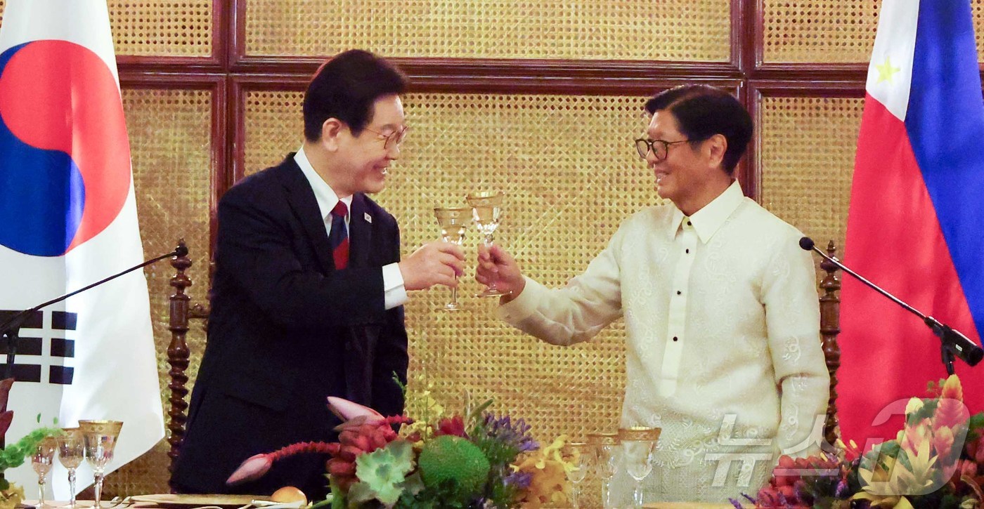 (마닐라(필리핀)=뉴스1) 허경 기자 = 이재명 대통령과 페르디난드 마르코스 주니어 필리핀 대통령이 3일(현지시간) 필리핀 마닐라 말라카냥궁에서 열린 국빈만찬에서 건배를 하고 있다 …