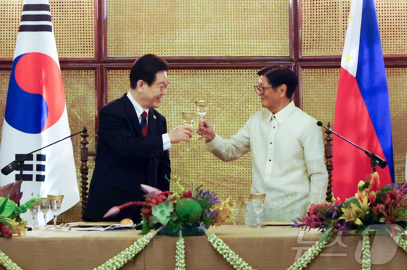 (마닐라(필리핀)=뉴스1) 허경 기자 = 이재명 대통령과 페르디난드 마르코스 주니어 필리핀 대통령이 3일(현지시간) 필리핀 마닐라 말라카냥궁에서 열린 국빈만찬에서 건배를 하고 있다 …