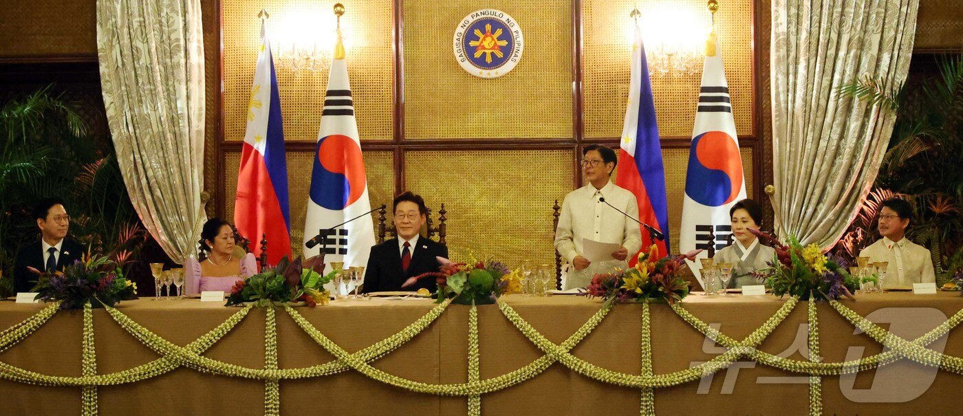 본문 이미지 - 페르디난드 로무알데스 마르코스 주니어 대통령이 3일(현지시간) 필리핀 마닐라 말라카냥궁에서 열린 국빈만찬에서 인사말을 하고 있다. 2026.3.3 ⓒ 뉴스1 허경 기자