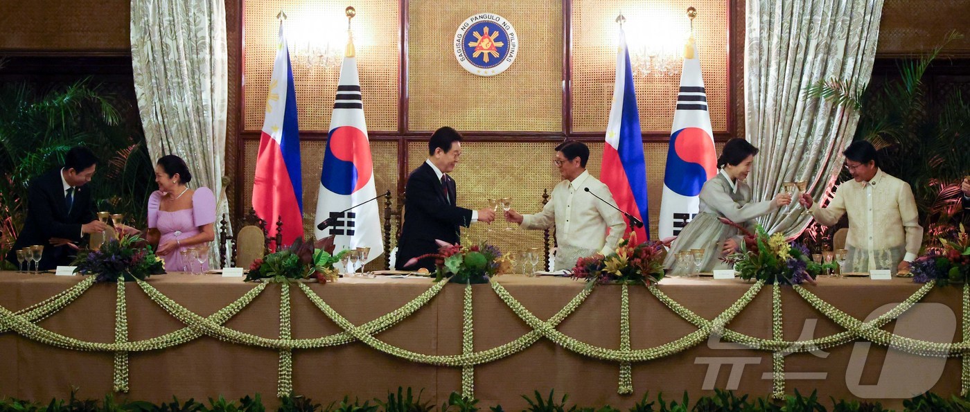 (마닐라(필리핀)=뉴스1) 허경 기자 = 이재명 대통령과 페르디난드 마르코스 주니어 필리핀 대통령이 3일(현지시간) 필리핀 마닐라 말라카냥궁에서 열린 국빈만찬에서 건배를 하고 있다 …