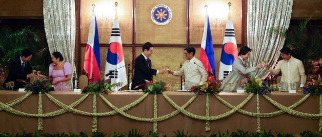 건배하는 이재명·페르디난드 마르코스 주니어 대통령