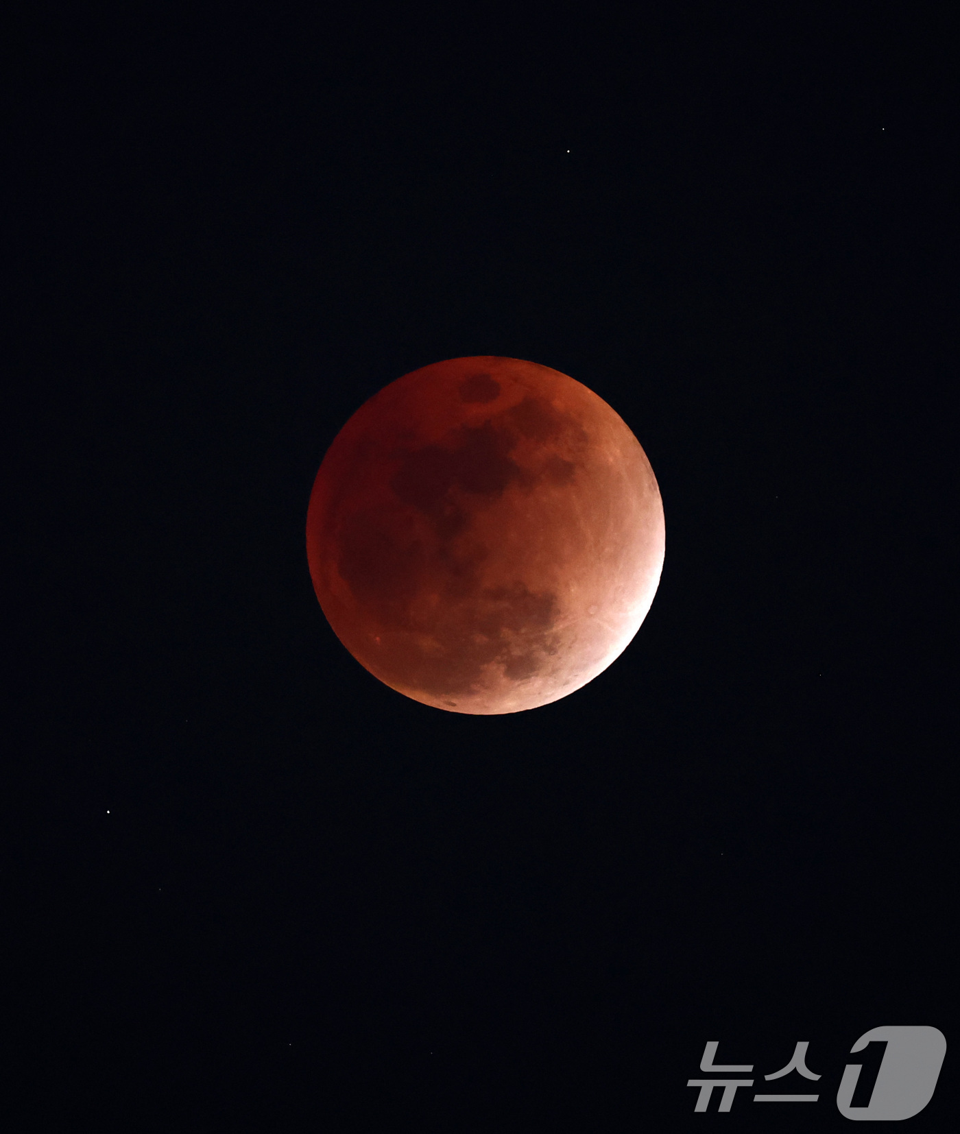 (서울=뉴스1) 최지환 기자 = 3일 밤 서울 상공에 떠오른 정월대보름달에 개기월식이 일어나고 있다. 2026.3.3/뉴스1