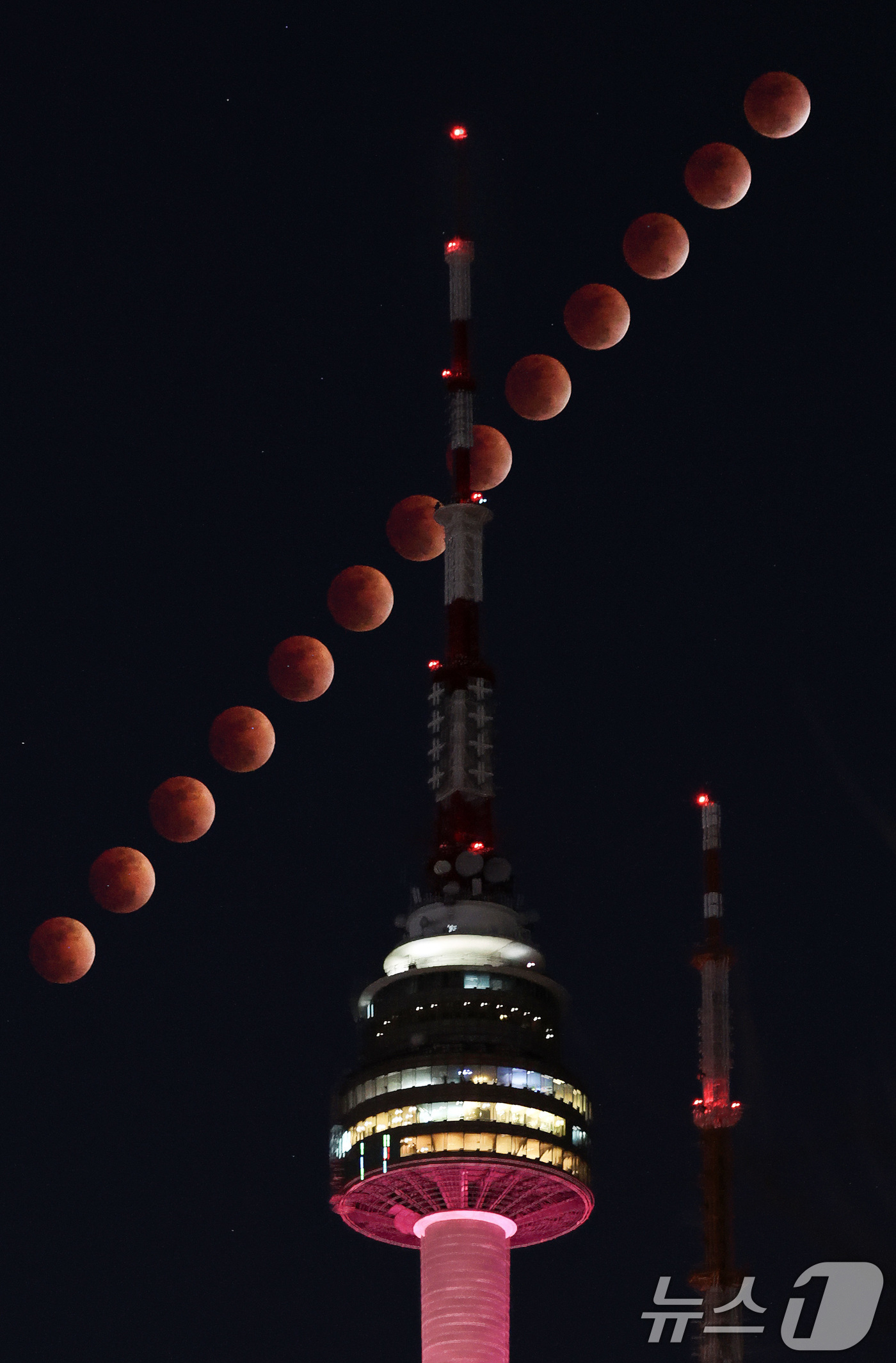 (서울=뉴스1) 최지환 기자 = 3일 밤 서울 상공에 떠오른 블러드문이 남산타워 뒤로 지나고 있다. (개기월식 과정을 3분 간격으로 촬영 후 레이어 합성) 2026.3.3/뉴스1