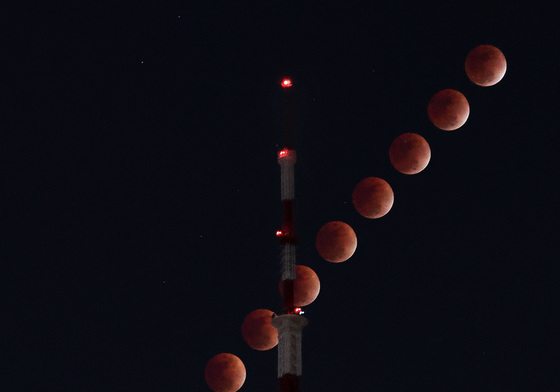 남산타워 지나는 블러드문