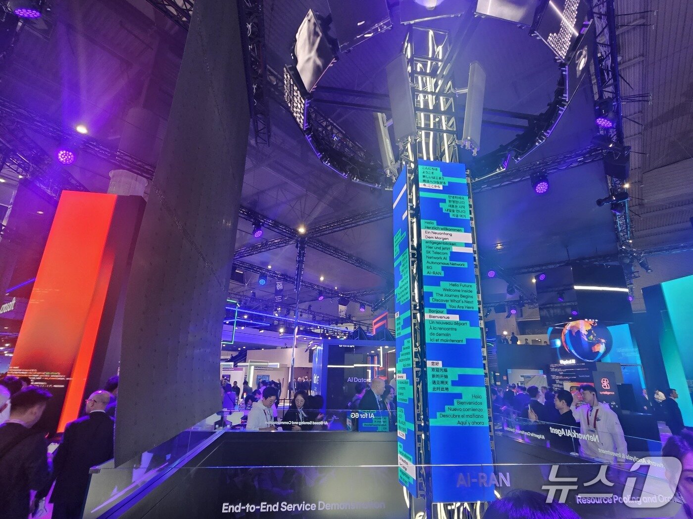 본문 이미지 - MWC26 SK텔레콤 전시관에 위치한 '통신'을 상징하는 영상을 송출하는 높이 6m 안테나 형태의 '커뮤니케이션 타워'.