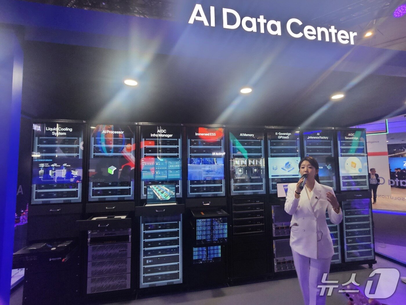본문 이미지 - MWC26 SK텔레콤 전시관에 위치한 'AI DC 서버룸'