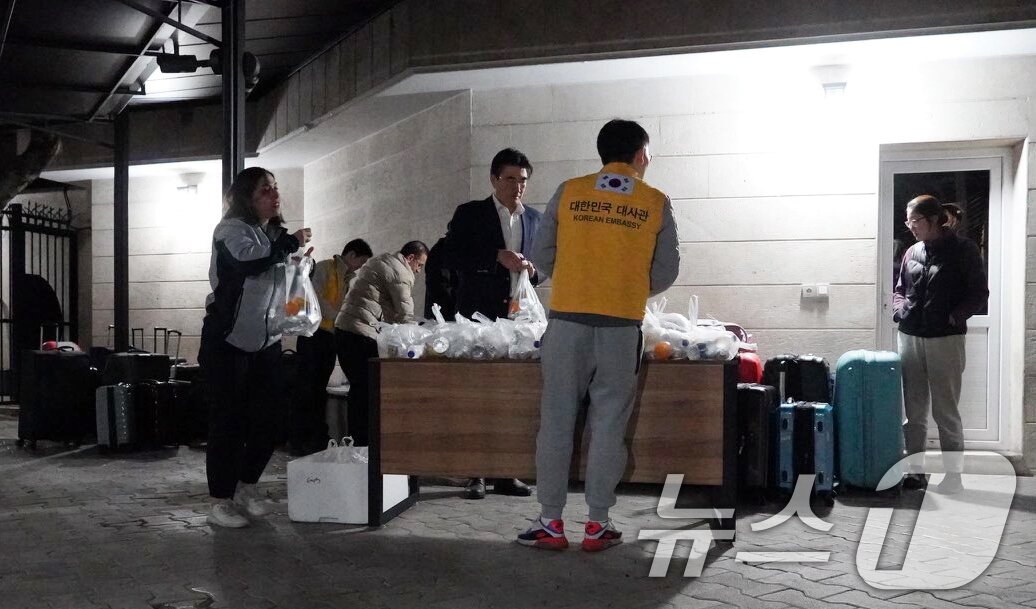 본문 이미지 - 이란에 체류 중이던 우리 국민들이 주이란대사관과 현지에 급파되어 있던 외교부 신속대응팀의 지원으로 3일 오후 (한국 시간) 투르크메니스탄으로 무사히 대피했다. (외교부 제공) 2026.3.3 ⓒ 뉴스1 김명섭 기자