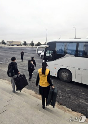 (서울=뉴스1) 김명섭 기자 = 이란에 체류 중이던 우리 국민 23명이 주이란대사관과 현지에 급파되어 있던 외교부 신속대응팀(단장 : 임상우 재외국민보호 및 영사 담당 정부대표)의 …