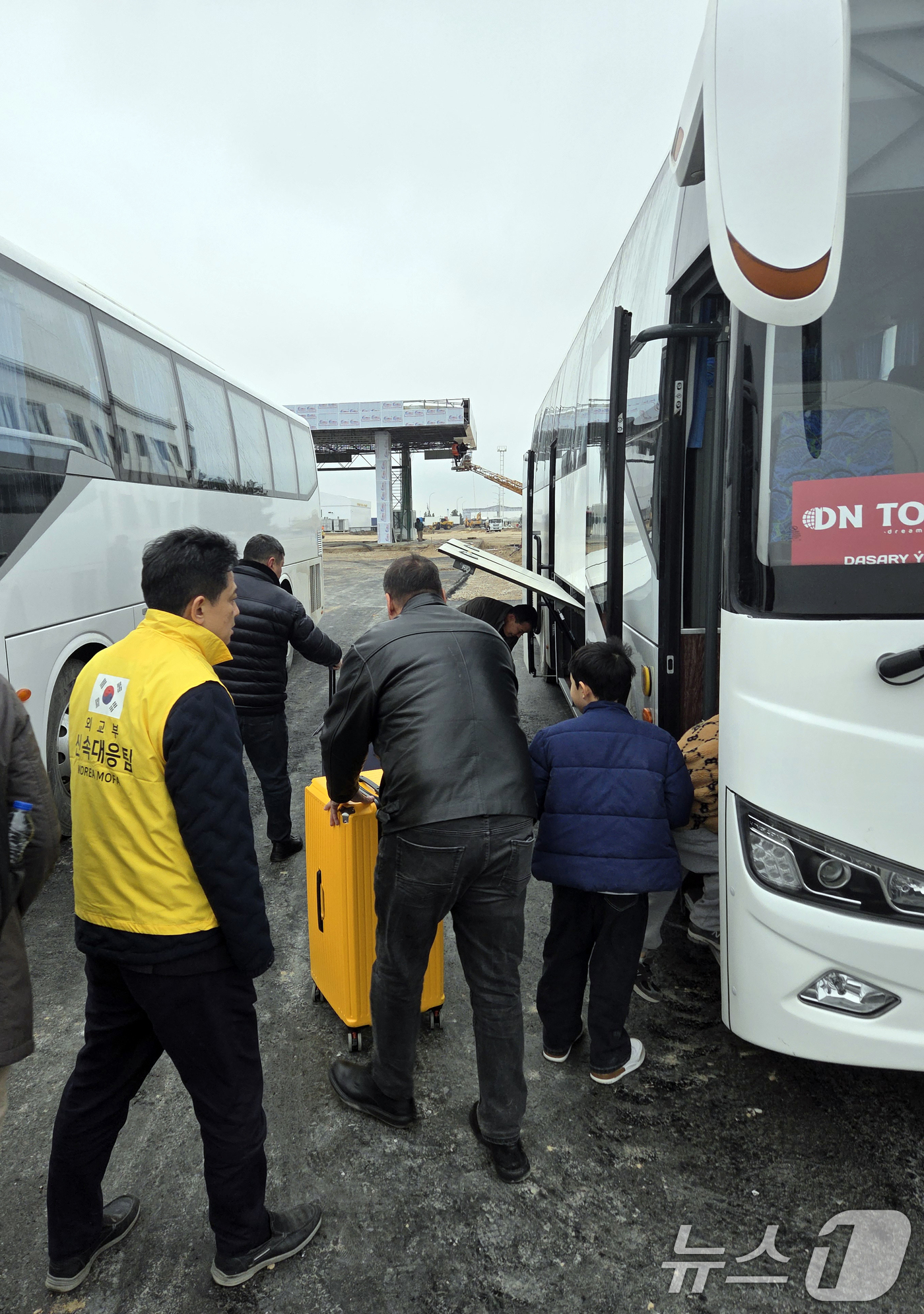(서울=뉴스1) 김명섭 기자 = 이란에 체류 중이던 우리 국민 23명이 주이란대사관과 현지에 급파되어 있던 외교부 신속대응팀(단장 : 임상우 재외국민보호 및 영사 담당 정부대표)의 …