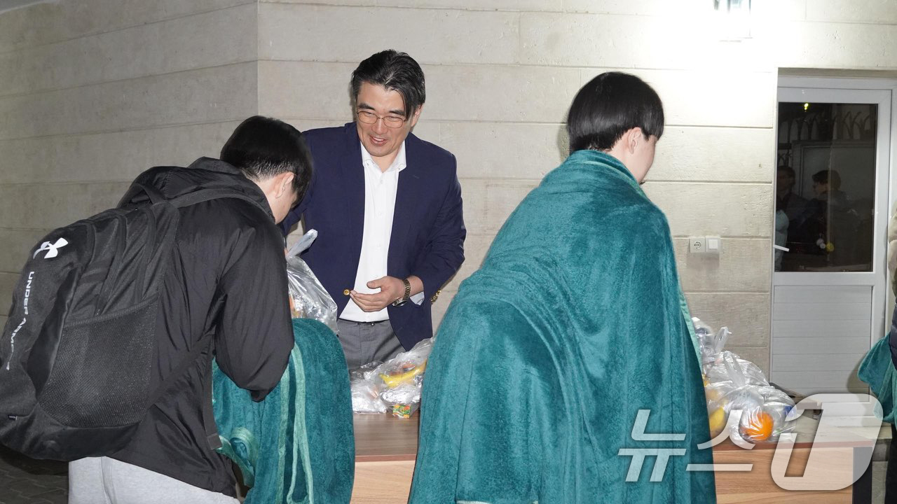 (서울=뉴스1) 김명섭 기자 = 이란에 체류 중이던 우리 국민 23명이 주이란대사관과 현지에 급파되어 있던 외교부 신속대응팀(단장 : 임상우 재외국민보호 및 영사 담당 정부대표)의 …