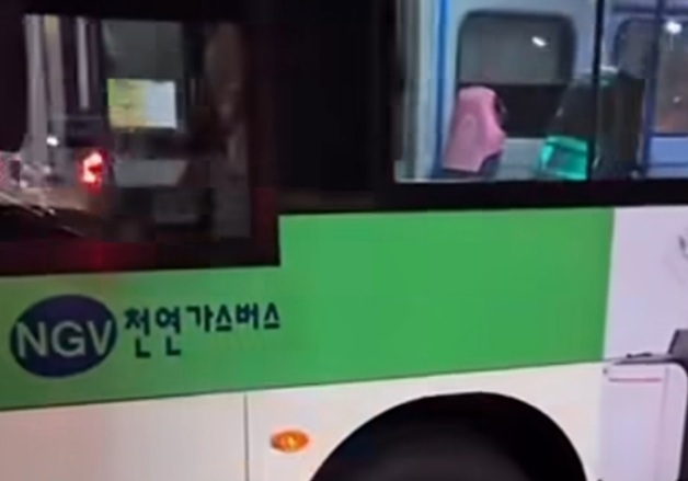 광주 광산구 도로에 소형 싱크홀…시내버스 바퀴 빠져