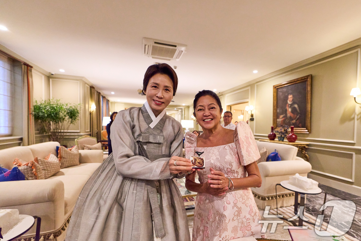 (마닐라(필리핀)=뉴스1) 허경 기자 = 김혜경 여사와 페르디난드 마르코스 주니어 필리핀 대통령의 부인 루이즈 아라네타 마르코스 여사가 3일(현지시간) 필리핀 마닐라 말라카냥궁 인 …