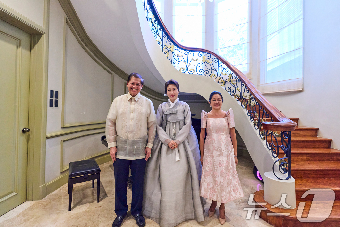 (마닐라(필리핀)=뉴스1) 허경 기자 = 김혜경 여사와 페르디난드 마르코스 주니어 필리핀 대통령의 부인 루이즈 아라네타 마르코스 여사가 3일(현지시간) 필리핀 마닐라 말라카냥궁 인 …