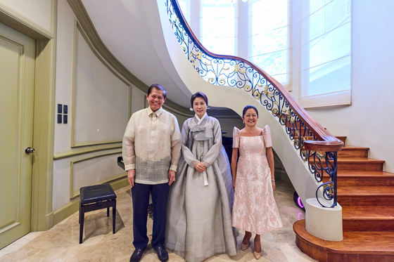 라울 수니코와 기념촬영하는 김혜경 여사와 리자 마르코스 여사