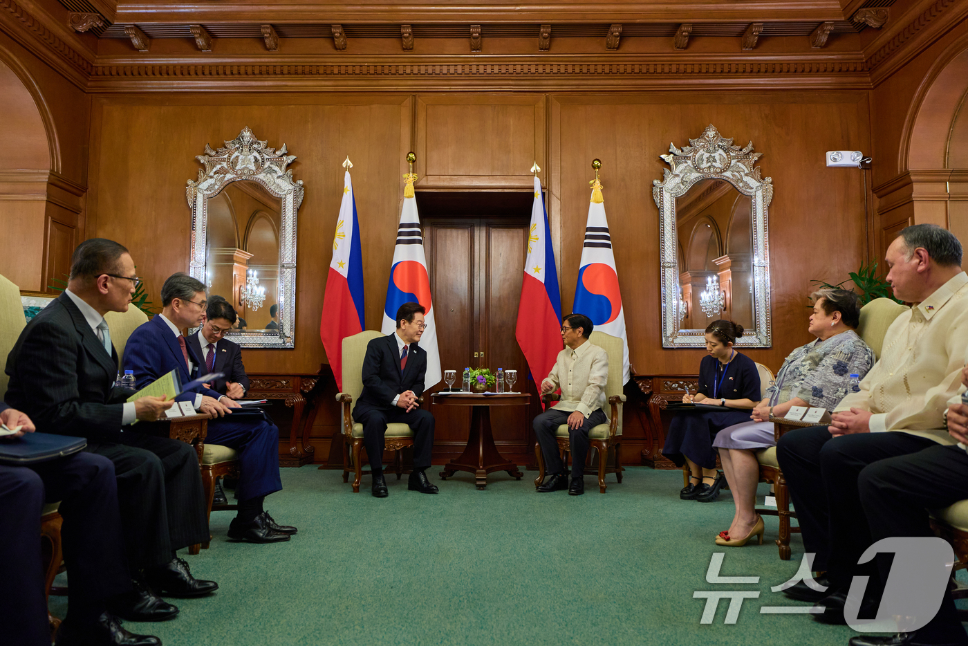 (마닐라(필리핀)=뉴스1) 허경 기자 = 이재명 대통령과 페르디난드 마르코스 주니어 필리핀 대통령이 3일(현지시간) 필리핀 마닐라 말라카냥궁에서 소인수회담을 하고 있다. (공동취재 …